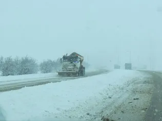 وجود مه سنگین در گردنه‌های همدان / بازگشایی راه ۹۸ روست