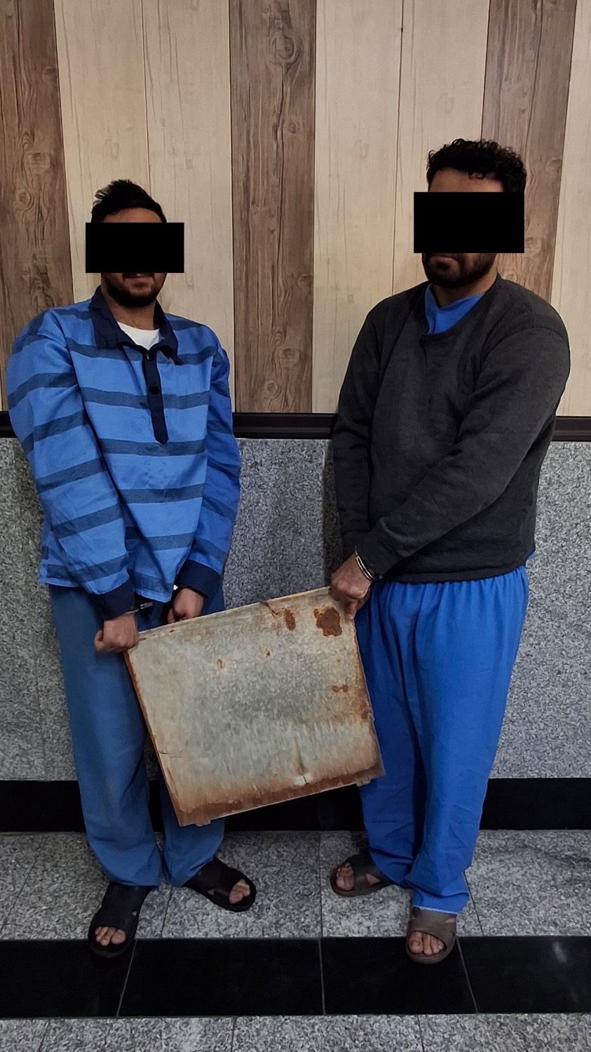 مشروب خوردیم و دریچه آب را از بالای ساختمان به سمت ماموران پرتاب کردیم