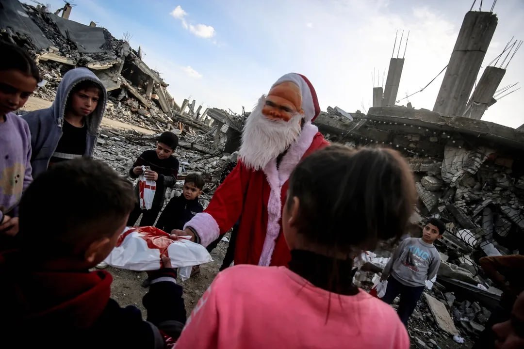 برخی هنرمندان در غزه لباس بابا نوئل میپوشند تا شادی را به دل کودکان فلسطینی بیاورند برخی هنرمندان در غزه لباس بابا نوئل میپوشند تا شادی را به دل کودکان فلسطینی بیاورند