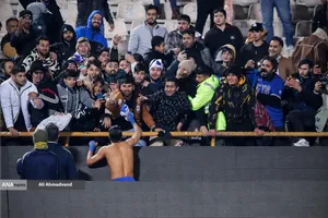 خوشحالی رامین رضائیان بازیکن تیم فوتبال استقلال با هوادارن این تیم بعد پیروزی برابر نساجی