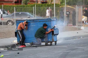 درگیری پلیس ضد شورش و معترضان در لس&zwnj;آنجلس آمریکا