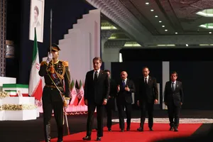 ادای احترام مقامات به رهبر شهید