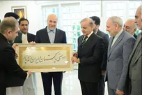 دیدار قالیباف و نخست‌وزیر پاکستان و اهدای تابلوی خوشنویسی ایرانی