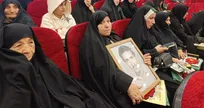 تقدیر از مادران و همسران شهدای جنگ تحمیلی ۱۲ روزه
