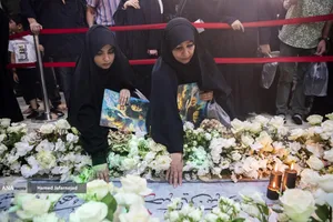 اجتماع مردم کنار مزار شهید سپهبد سلامی در ایام اربعین فرمانده دلاور سپاه اسلام