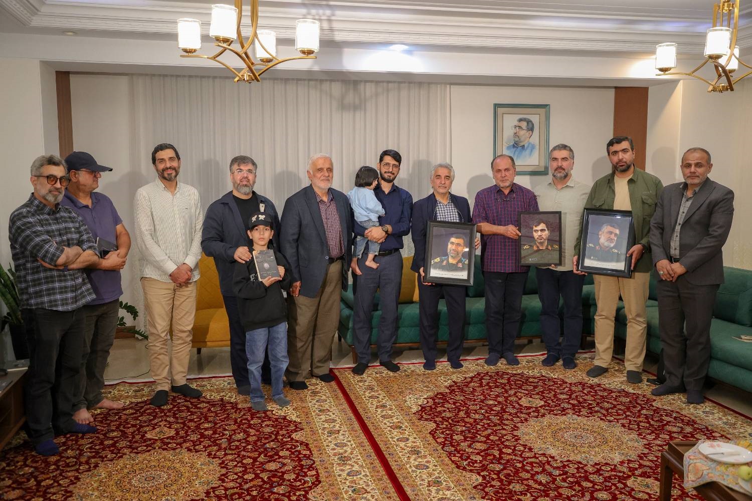 دیدار دبیر جشنواره فیلم مقاومت و اهالی سینما با خانواده شهید محمود باقری
