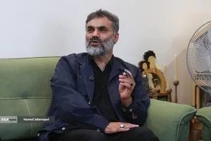 دیدار حسن فارسی جوکار مدیر گروه رسانه دانشگاه انقلاب اسلامی با خانواده نخبه شهید علی حیدرزاده