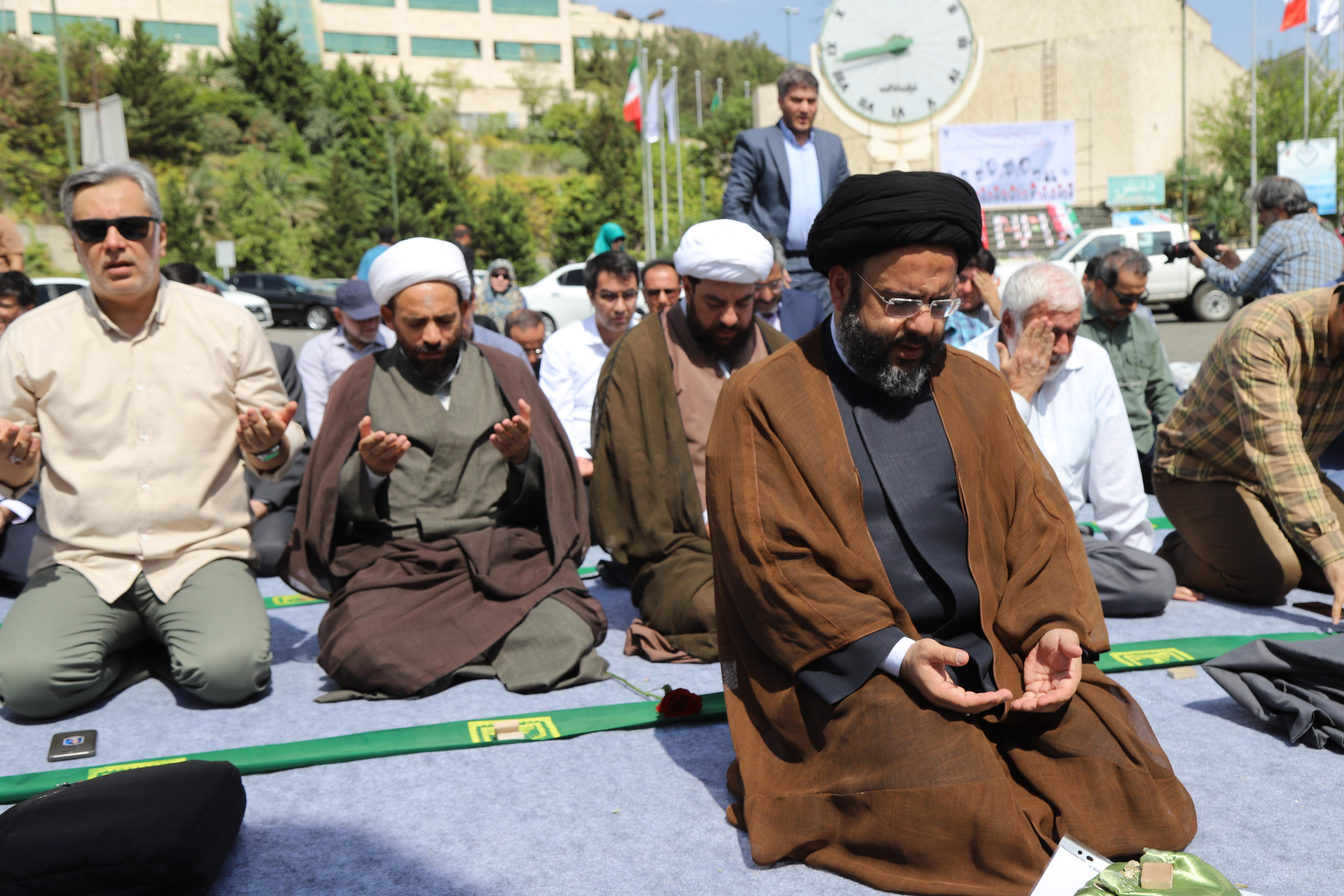 برگزاری آیین پرچم‌گردانی و آغاز سال تحصیلی در واحد علوم و تحقیقات با حضور دکتر رنجبر