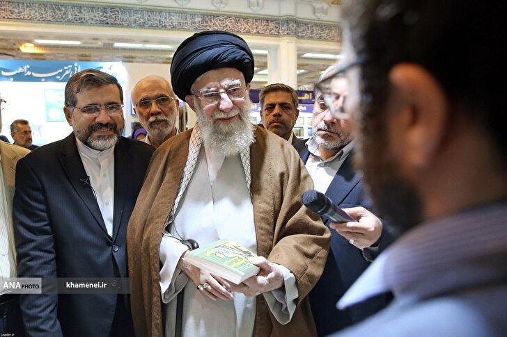 قائد الثورة الاسلامية يزور معرض طهران الدولي للكتاب